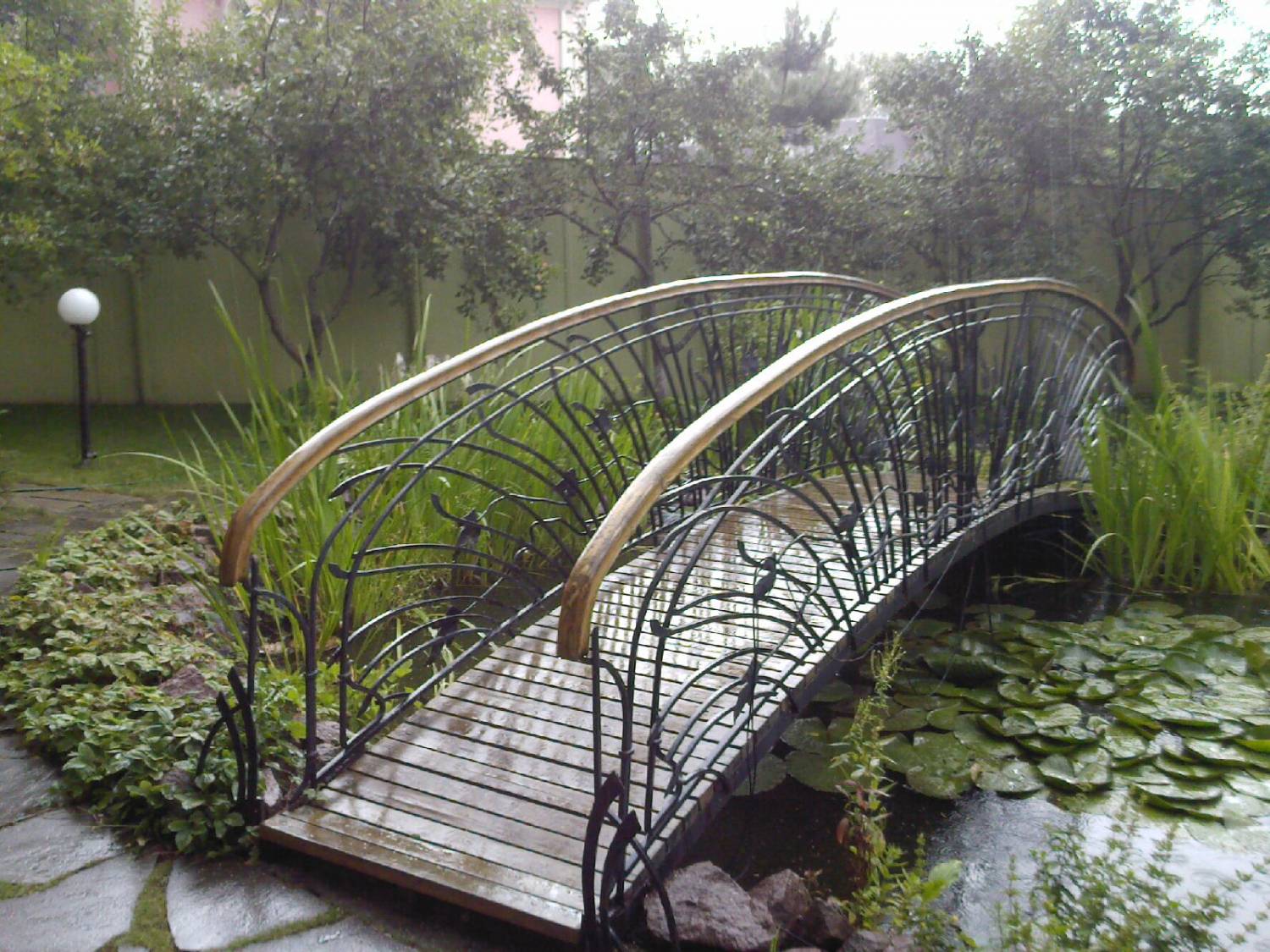 Искусственный пруд