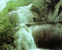 В некоторых водоёмах Мексики вода отличается жёсткостью. Из - за этого в водопадах образуется минеральный осадок, что приводит к формированию террас. На фотографии: участок Каскада-Эль-Агуасеро вблизи города Окоцокоаутла.