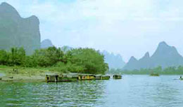 Вид на реку в карстовой области близ города Гуйлинь в Южном Китае. На берегу рыбаки сушат сети. В уединённых бухтах можно обнаружить рыб, интересных с точки зрения аквариумистики.